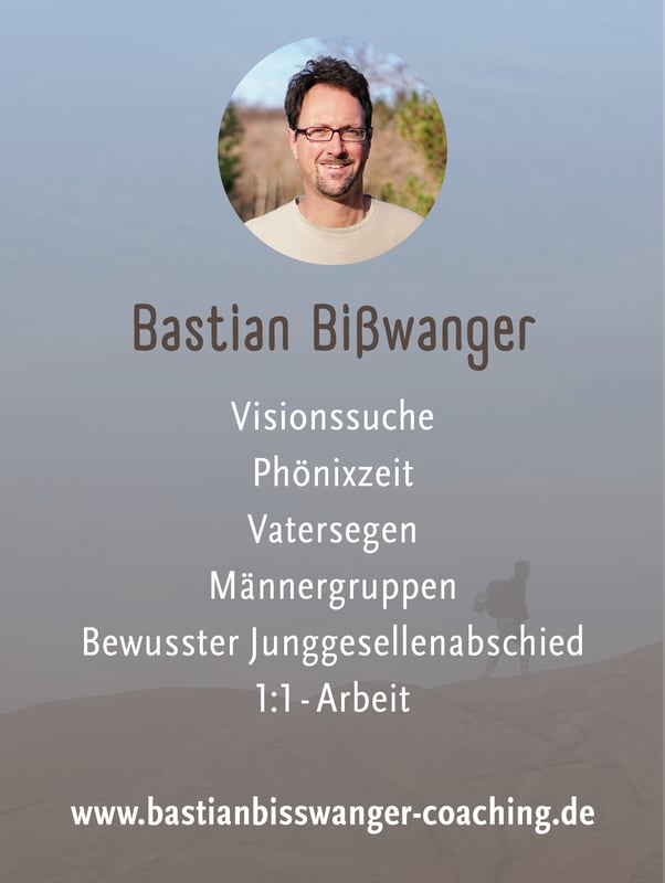 Porträt eines Mannes über seinem Namen, "Bastian Bißwanger", mit einer Liste von Coaching-Dienstleistungen in deutscher Sprache und einem Website-Link am unteren Rand. Der Hintergrund zeigt eine Person, die im Freien spazieren geht.
