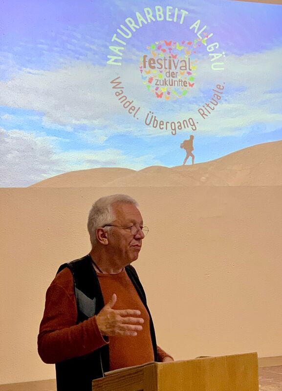 Geseko von Lüpke bei seinem Vortrag zu Visionssuche, eine Veranstaltung von Naturarbeit Allgäu beim Festival der Zukünfte 2026