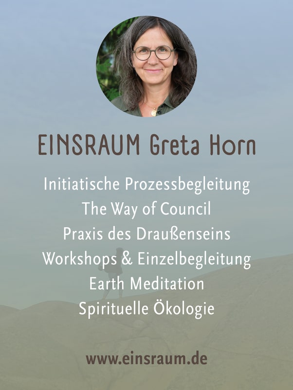 Porträt von Greta Horn über dem Text, der ihre Dienstleistungen auflistet: Prozessbegleitung, Ratsarbeit, Naturpraxis, Workshops, Erdmeditation und spirituelle Ökologie. Website: www.einsraum.de.