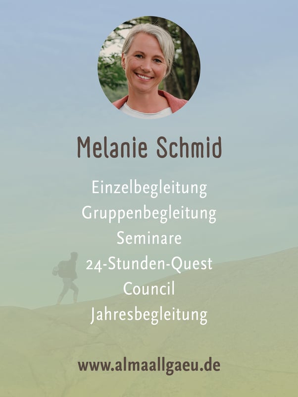 Porträt einer lächelnden Frau über dem Namen "Melanie Schmid" mit einer Liste der angebotenen Dienstleistungen und einem Website-Link: www.almaallgaeu.de.