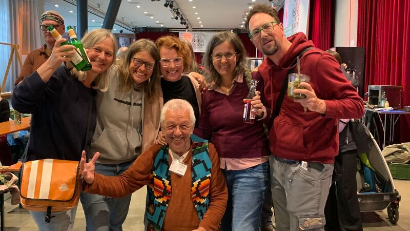 Das Team von Naturarbeit feiert nach dem Festival der Zukünfte in Kempten 2026. Von links nach rechts: Susanne Weimann, Mirjam Wyrsch, Melanie Schmid, Geseko von Lüpke, Greta Horn, Bastian Bißwanger. Nicht auf dem Bild: Sabine Wieler, Simone Trillitzsch, Nikel Gramlich
