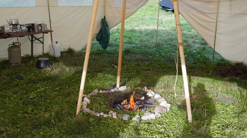 Das Lagerfeuer brennt im Gruppenzelt der Phönixzeit