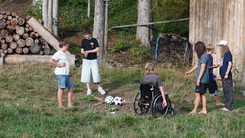 Einige Phönixjungs beim Bau der Menschen aus Naturmaterial