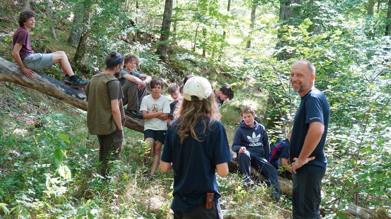 Die Jungs der Phönixzeit und das Phönixteam machen eine Pause im Wald