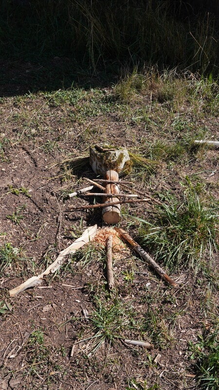 Ein Mann, gebastelt aus Naturmaterial